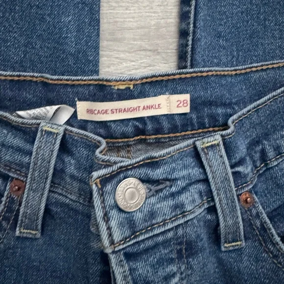 LEVI’S Ribcage Straight Ankle Denim
Blue Jeans 28x29 - Picture 2 of 5